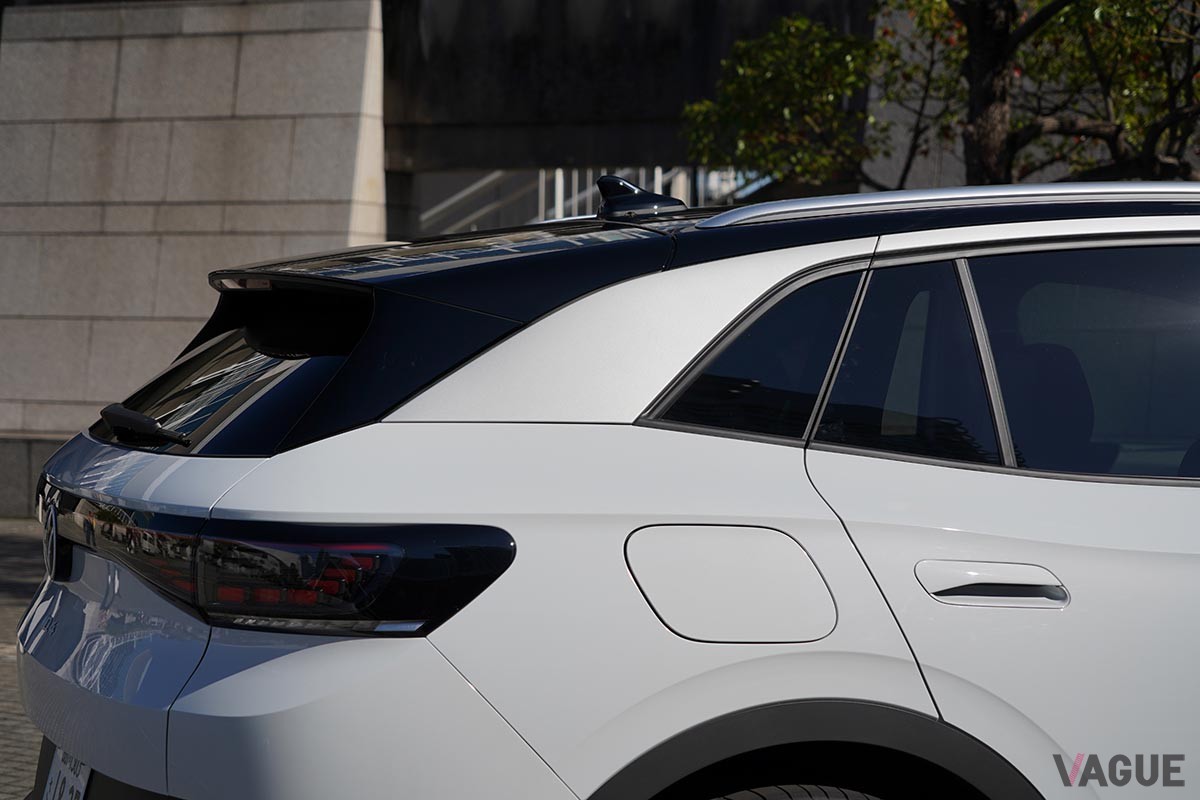 先ごろ上陸した電動SUV「ID.4」は、スムーズでなめらかな走りや広いキャビン、さらに優れた操作性など、VWの真面目なクルマづくりが光る