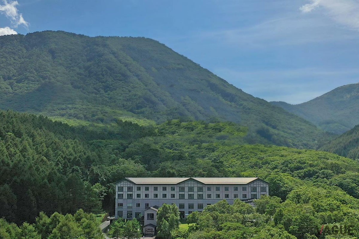 「休暇村南紀勝浦」は、和歌山県南東部の熊野灘を一望できる高台に建つ