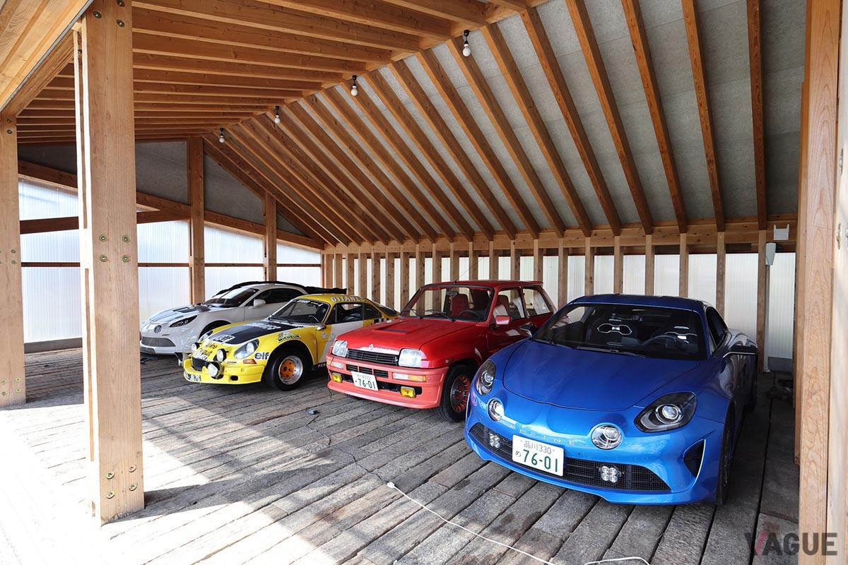 メインガレージ内には、往年の名車であるルノー「サンクターボ」など、藤井さんの愛車が多数収まる