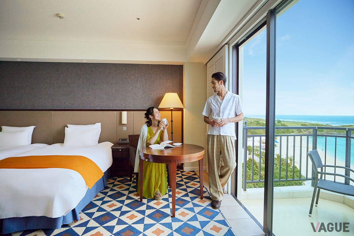 目の前に“アリビラブルー”と称される青々とした海が広がる「ホテル日航アリビラ －ヨミタンリゾート沖縄－」では、冬の沖縄の大自然を満喫できる「マングローブカヤック体験つき宿泊プラン」を販売中