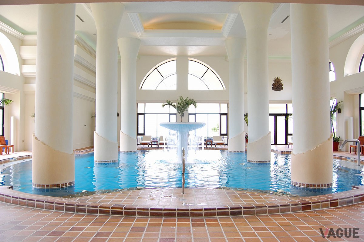 目の前に“アリビラブルー”と称される青々とした海が広がる「ホテル日航アリビラ －ヨミタンリゾート沖縄－」では、冬の沖縄の大自然を満喫できる「マングローブカヤック体験つき宿泊プラン」を販売中