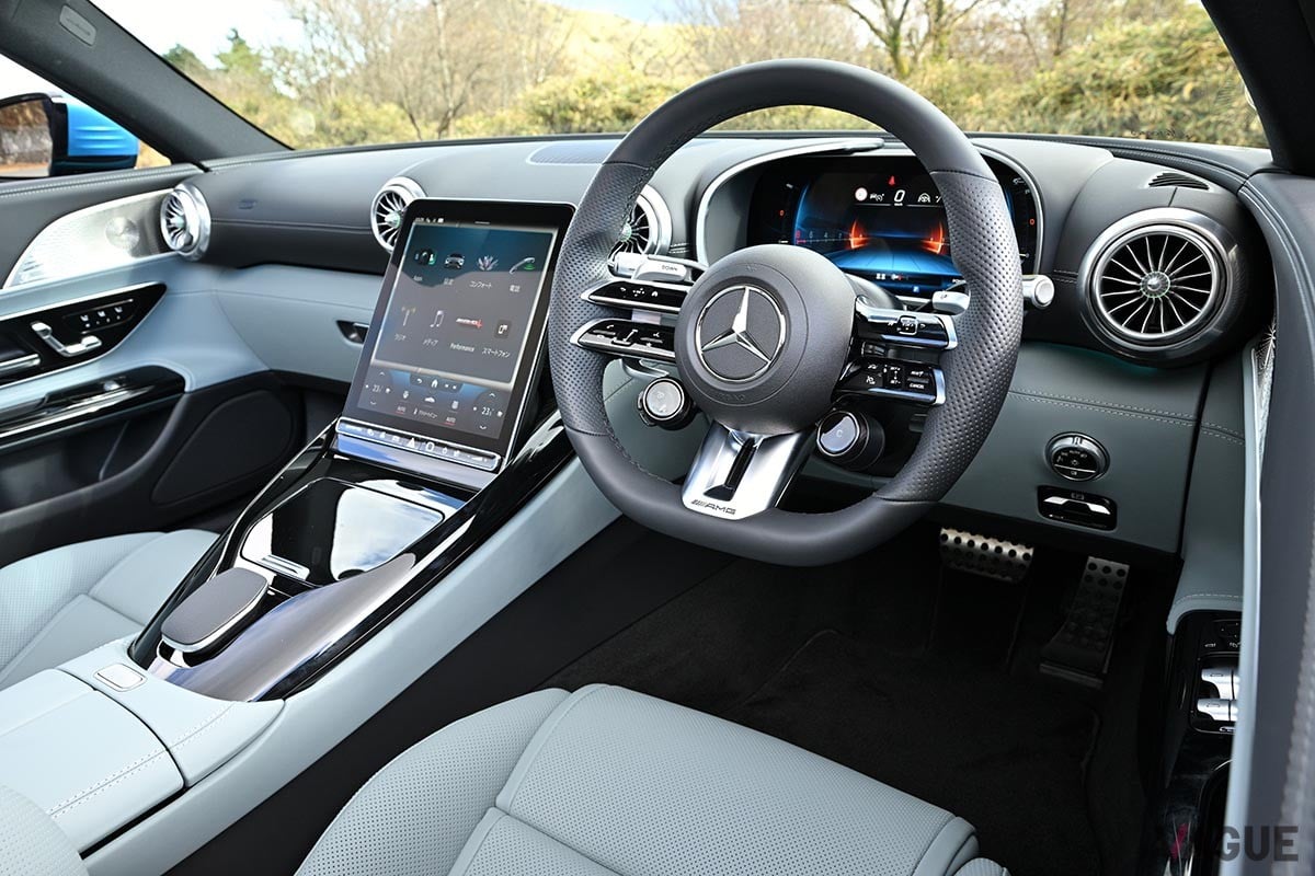 メルセデスのアイコンである「SL」の新型はAMG版のみの展開。専用設計のプラットフォームと新設計のサスペンションなどにより、ピュアスポーツカーらしさを具現した