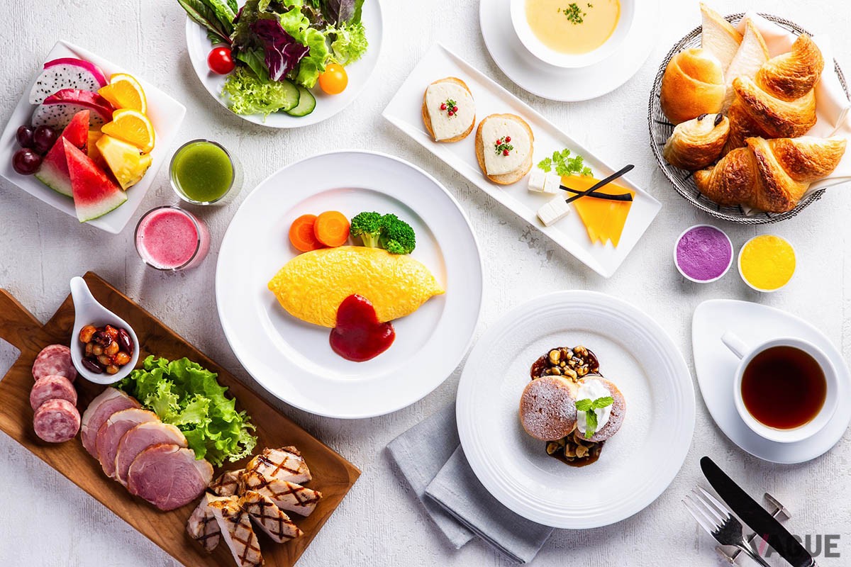 目の前に“アリビラブルー”と称される青々とした海が広がる「ホテル日航アリビラ －ヨミタンリゾート沖縄－」では、冬の沖縄の大自然を満喫できる「マングローブカヤック体験つき宿泊プラン」を販売中