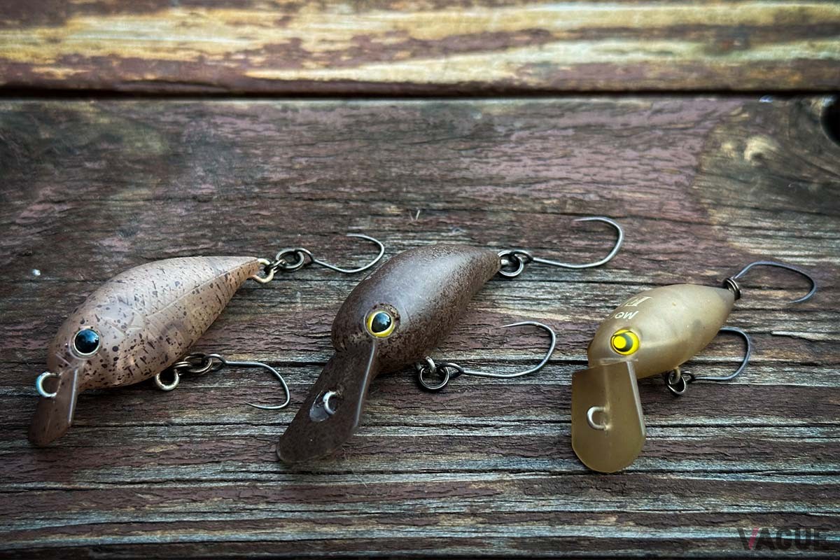 「地味系」はタフコンディションでも効果的。「養魚場でトラウトが食べていたペレットに似せた茶色が究極に釣れます」（中林さん）。写真左からラッキークラフト『ミディアムクラピー』、ティモン『パニクラDR』（1320円）