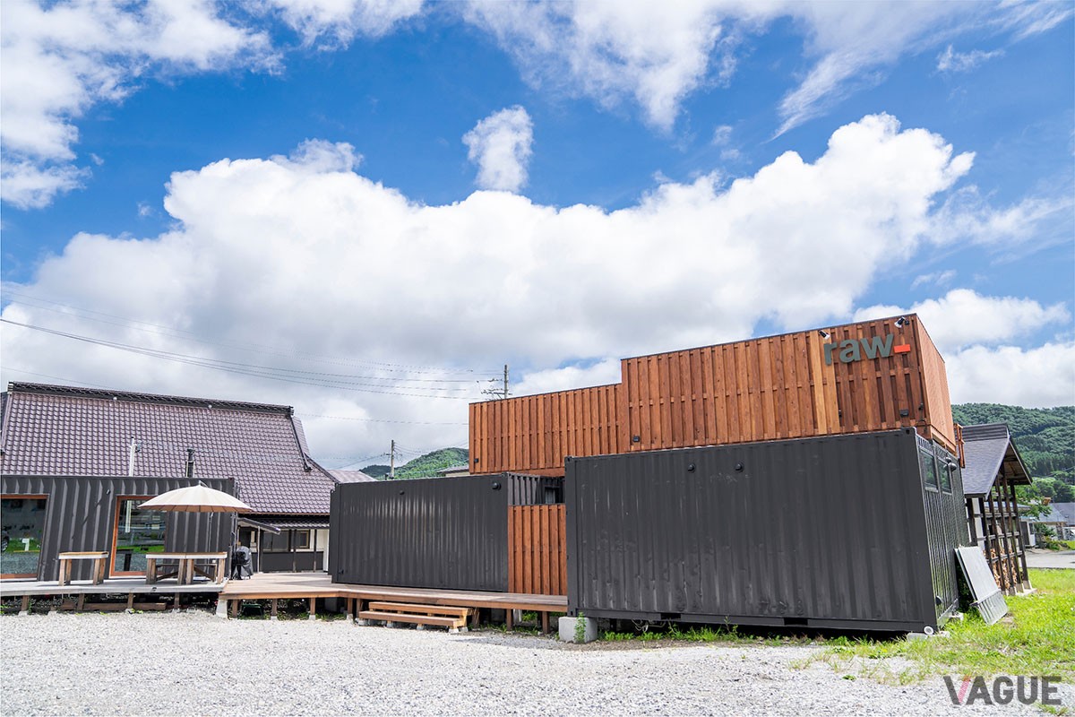 長野県白馬村エリア初のコンテナホテル「raw_」は、滞在ニーズに合わせて選べる大、中、小3タイプの客室がそろう