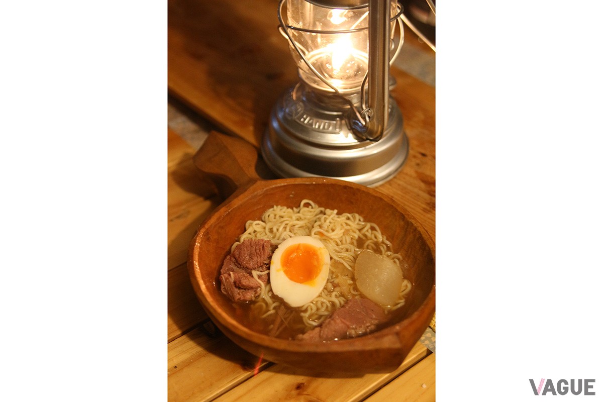 羊の脂をふくんだスープで体の内からあたためる。インスタント麺でもスープを変えるだけで冬の極上の一皿に変わる