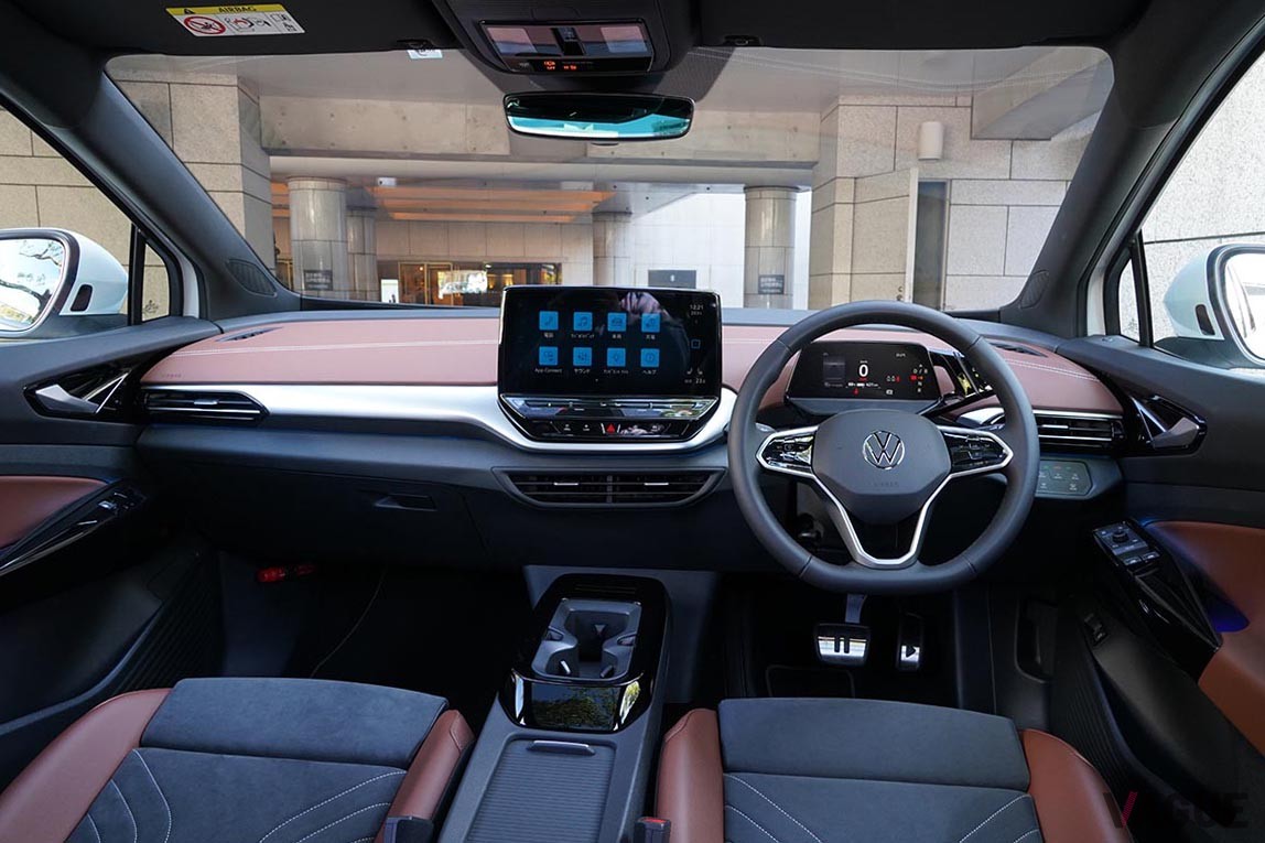 先ごろ上陸した電動SUV「ID.4」は、スムーズでなめらかな走りや広いキャビン、さらに優れた操作性など、VWの真面目なクルマづくりが光る