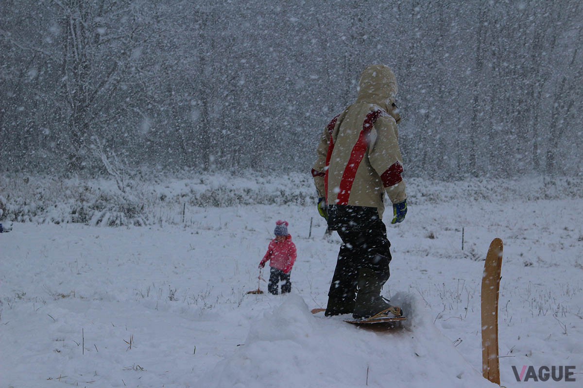 ビンディング不要でブーツのまま遊べる雪板。早朝から月が輝く夜まで初滑りを楽しんでいた子どもたち