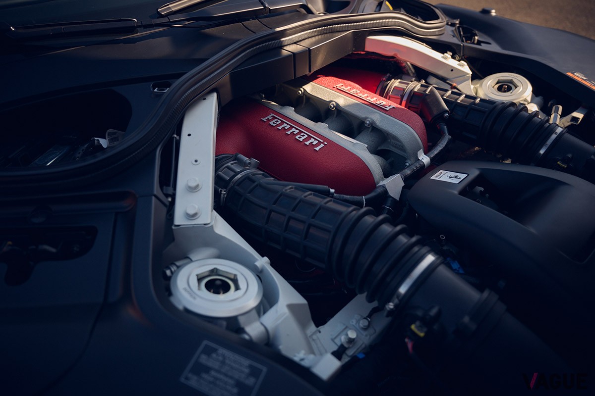 最高出力725ps、最大トルク716Nmを発生するフェラーリ伝統のV12エンジンを搭載