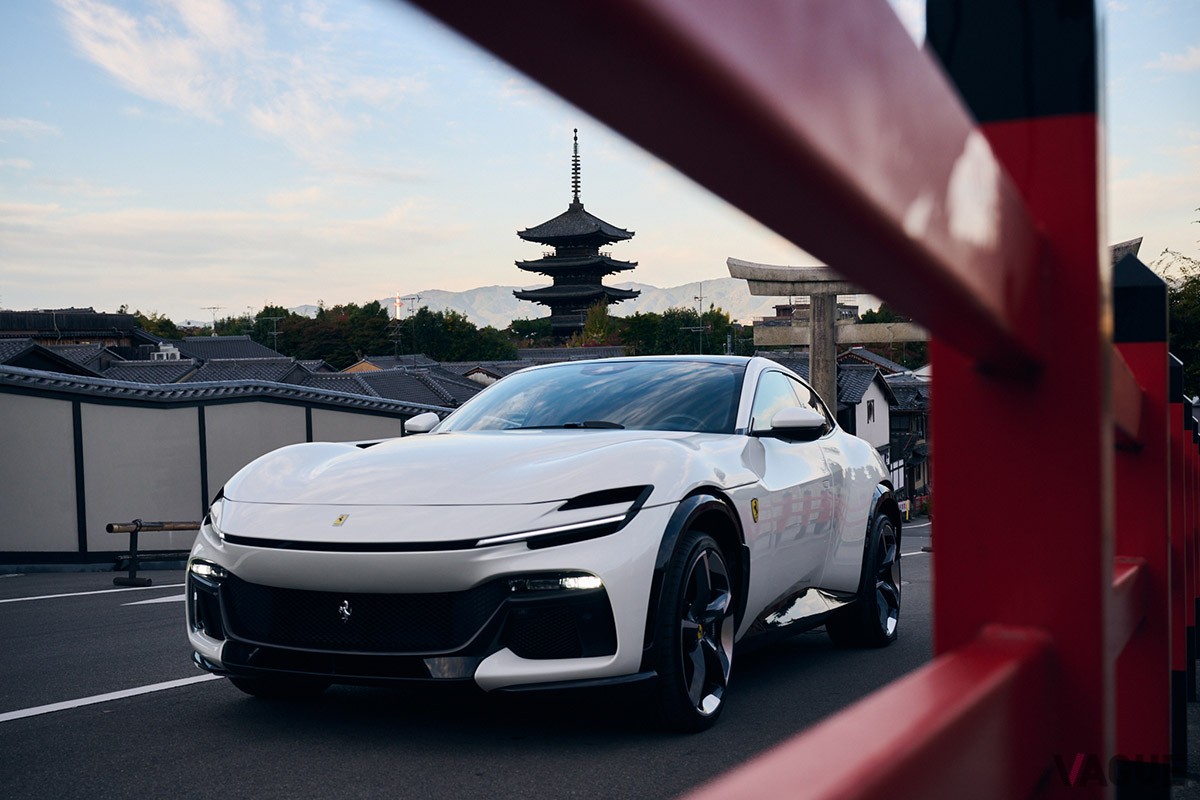 意外にも、日本の古都の街並みに溶け込むフェラーリ初の4ドアモデル「プロサングエ」