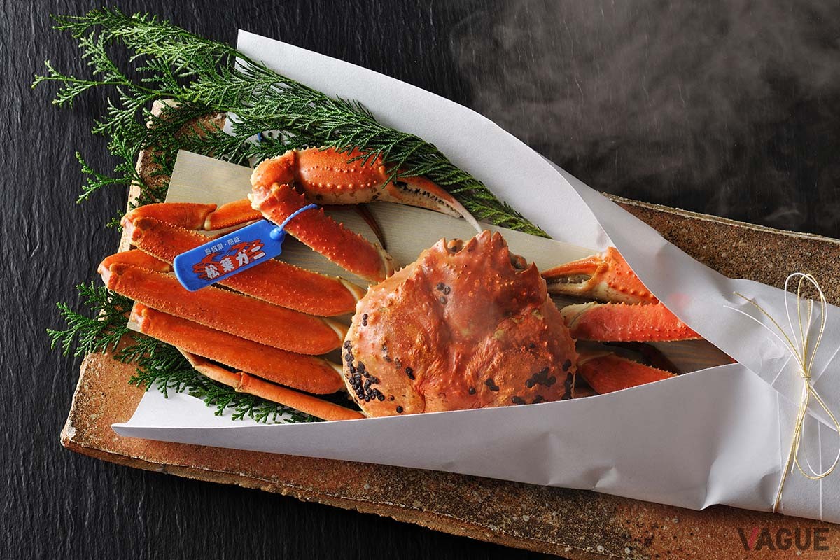 リニューアルオープンした「界 玉造」のタグ付き活松葉蟹会席で提供される活蟹の稲わら蒸し