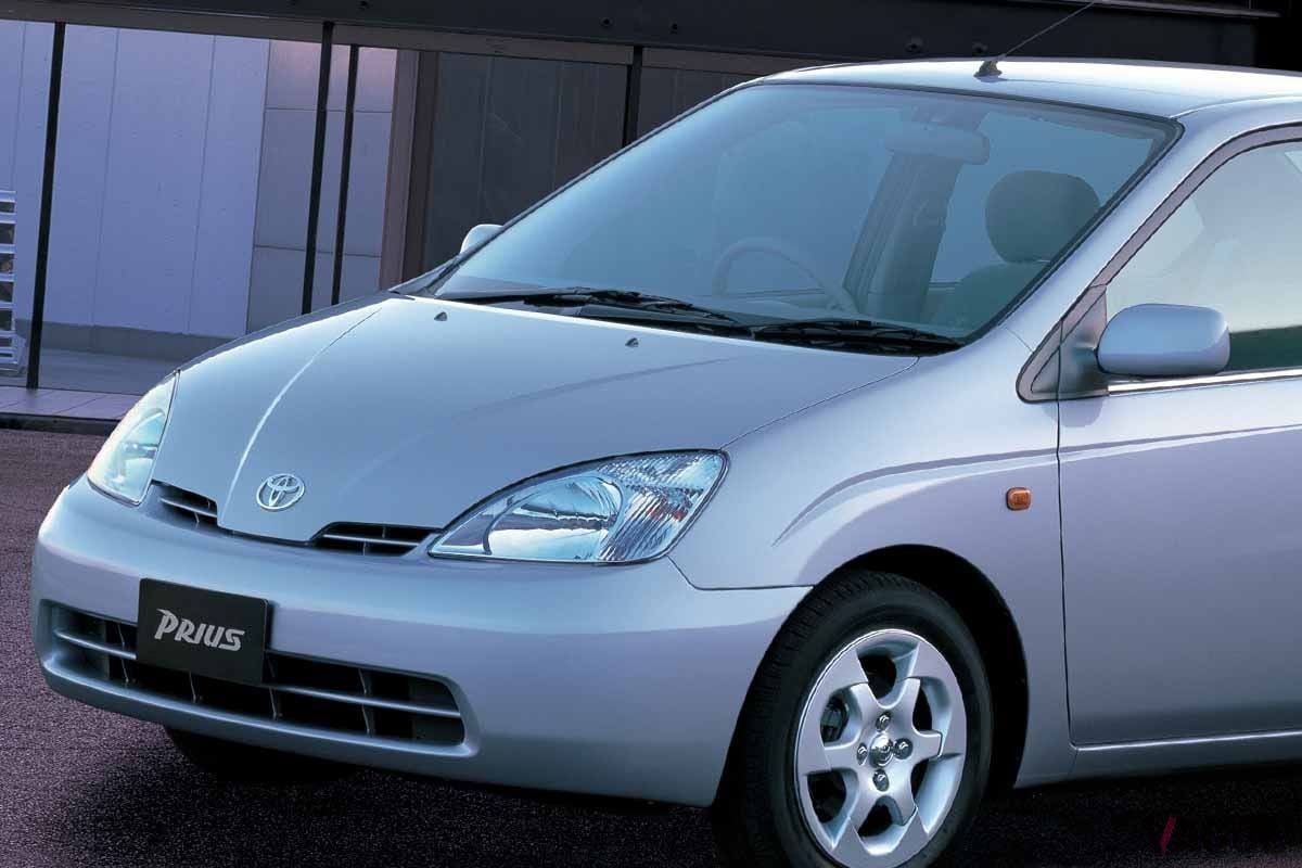 1997年に登場したトヨタ初代「プリウス」