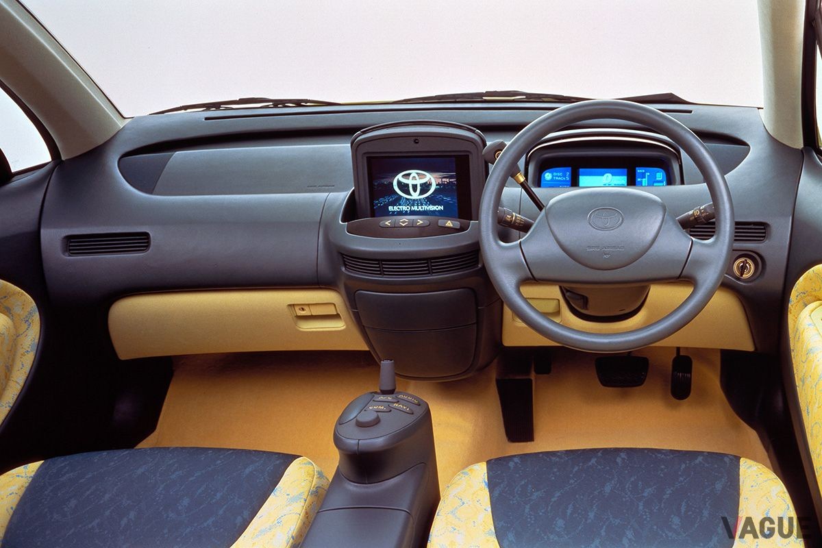 1995年開催の第31回東京モーターショーに出品されたトヨタ「プリウス」プロトタイプのインテリア