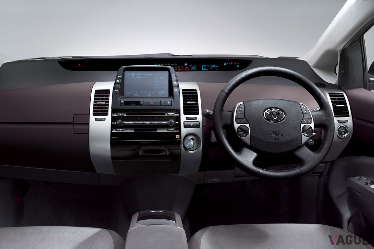 2003年登場の2代目「プリウス」のインテリア