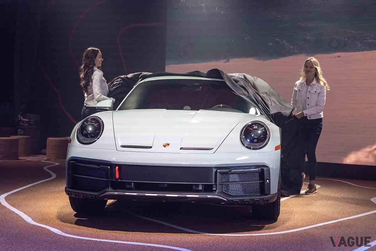 LAショーで世界初公開されたポルシェ新型「911ダカール」