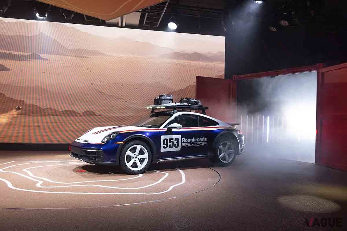 LAショーで世界初公開されたポルシェ新型「911ダカール」