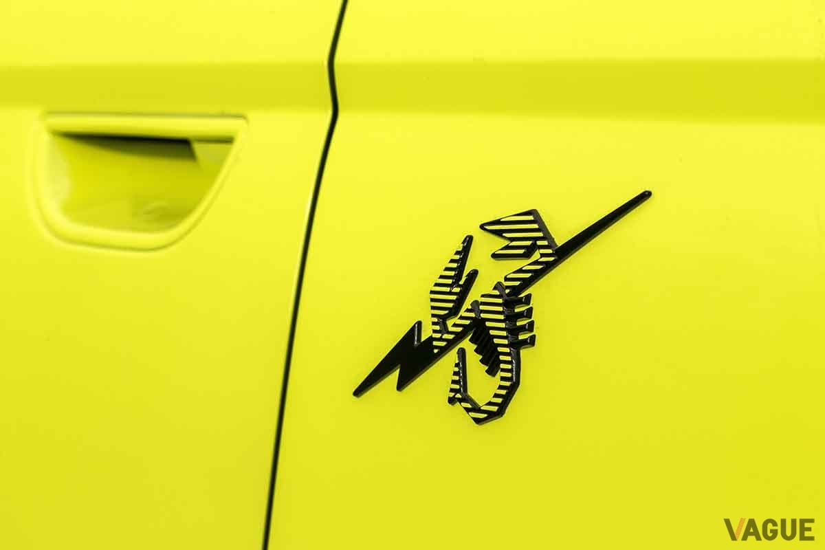 新型アバルト「500e」のエンブレム