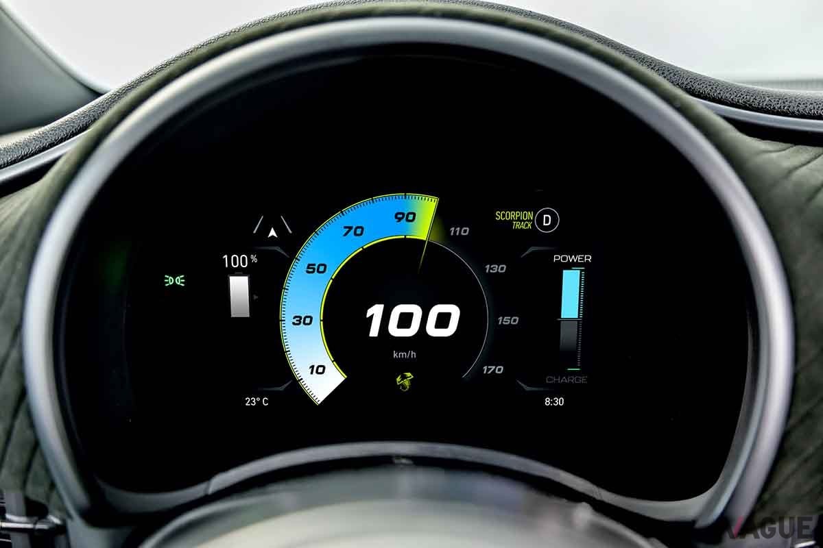 新型アバルト「500e」のインテリア