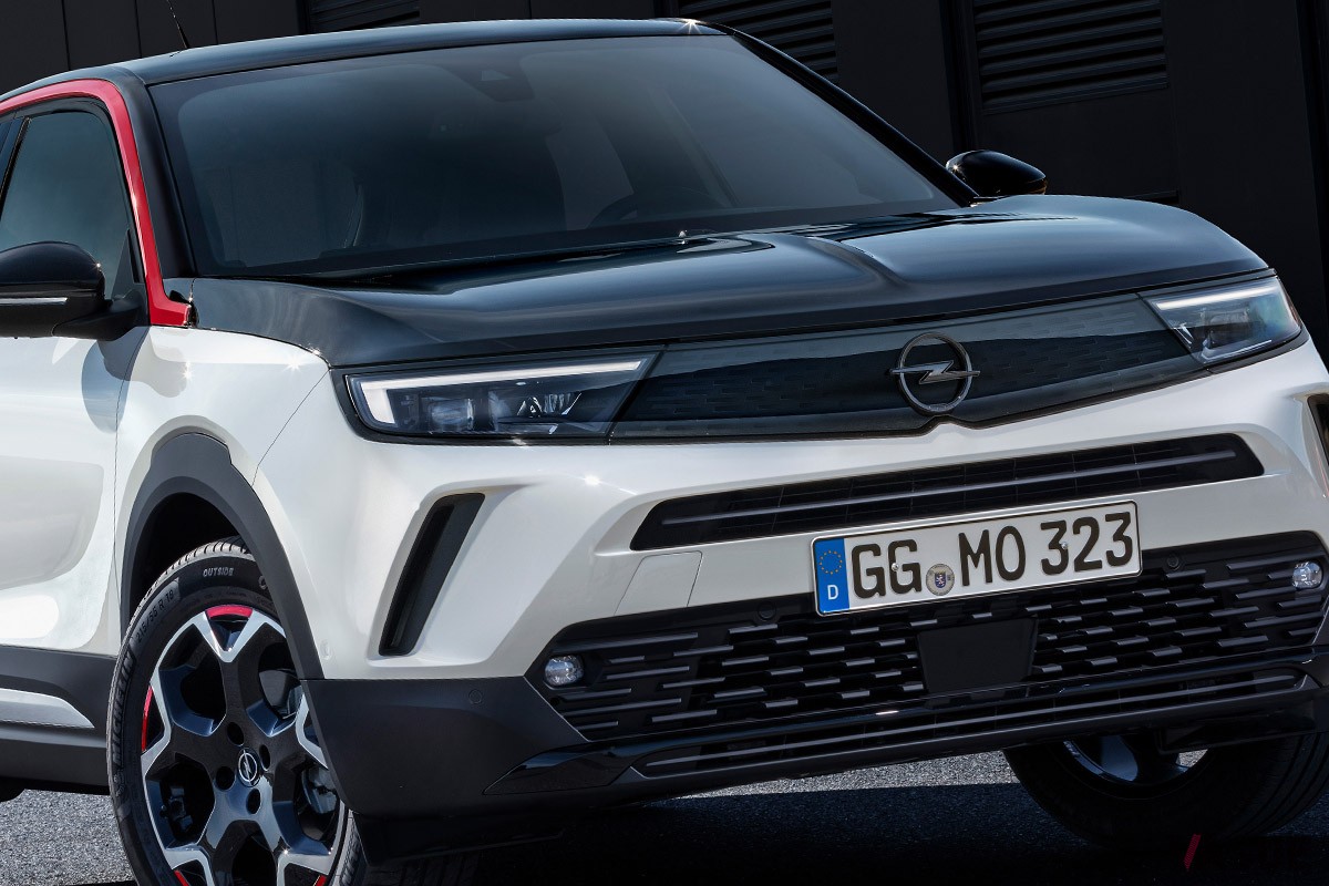 オペルのスタイリッシュSUV「モッカ」。欧州ではEVの「eモッカ」とともに人気のモデルだ