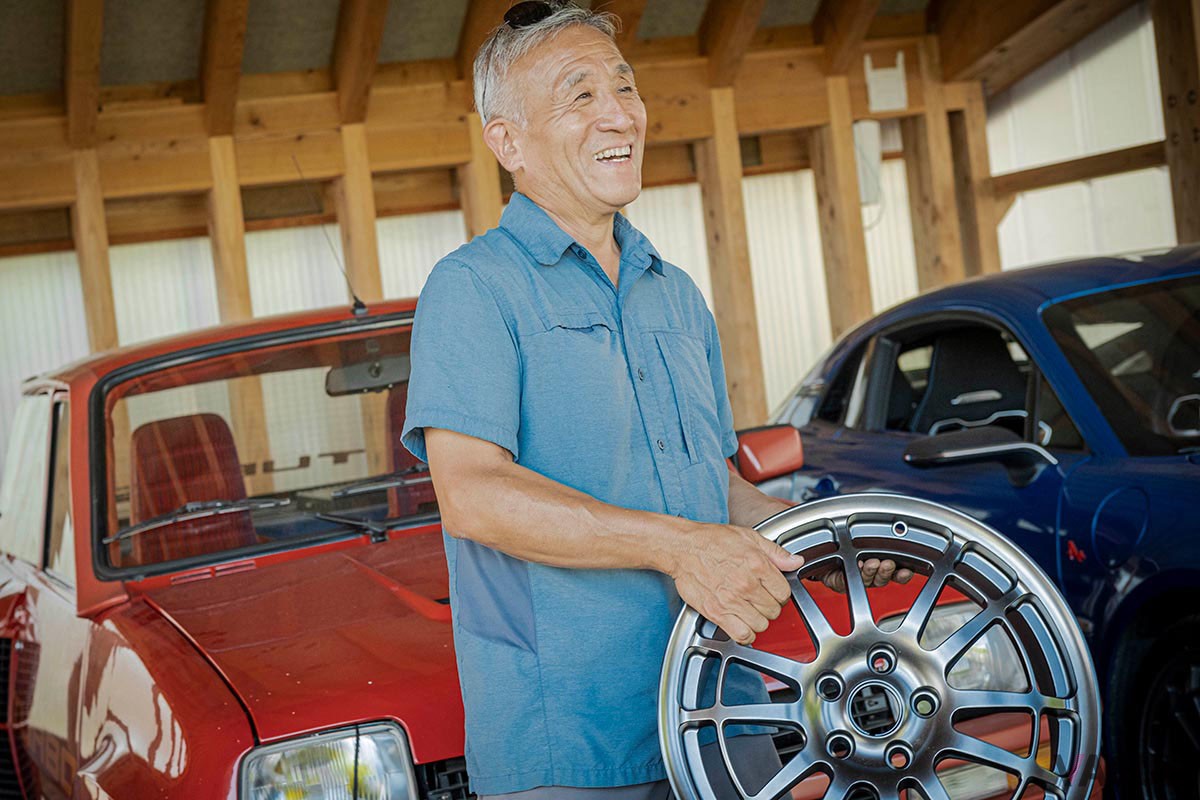 今回の取材でスバル車が大いに気に入った様子の藤井さん。早くも「レヴォーグ」用の軽量鍛造ホイール開発に乗り出したと笑う