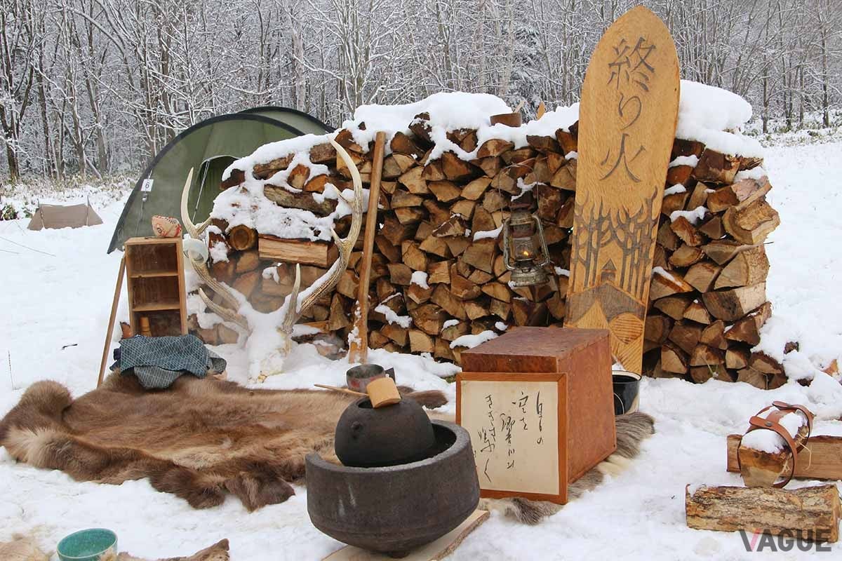 初の試み、野点。「終り火」を刻んだ雪板を掛け軸に見たて、雪景色とお茶を味わう。最高のひとときだ