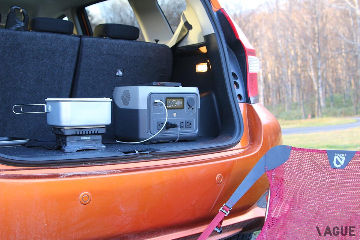 火を使えない車内やテントで安心して使える「エレクトリックメスティン」。出張時のホテル泊でも役立ちそうだ。なお、にんにくなどにおいが強い食べ物を調理する場合はクルマやテント、部屋ににおいが残るかも。借り物のクルマやテント、ホテルでの調理には配慮したい。
