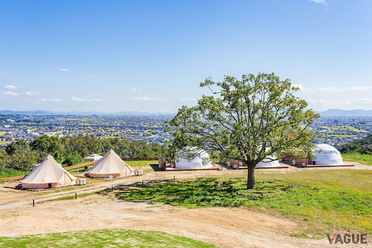 さえぎるもののない空と倉敷の街並みを一望でき、時間の移ろいとともに変化する空を楽しめる「OKAYAMA GLAMPING SORANIA」