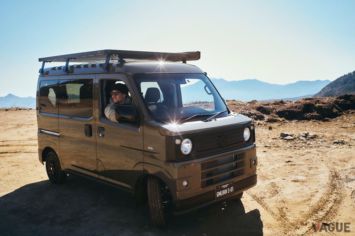天然のアカシア材をキャビンの床や天井などに貼り、落ち着いて過ごせる車中泊仕様に仕上げたGORDON MILLER「GMLVAN S-01」