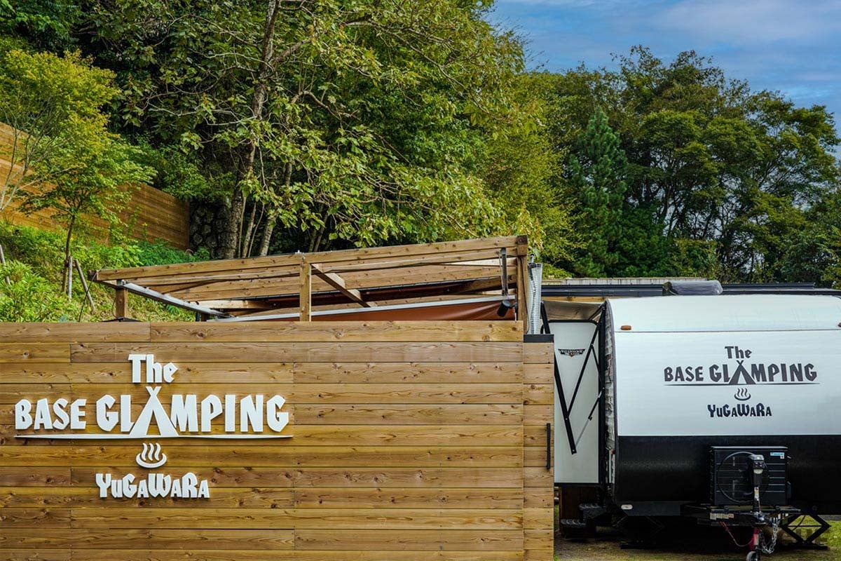 関東屈指の温泉地・湯河原にある天然温泉風呂つき客室が魅力のグランピング施設「THE BASE GLAMPING YUGAWARA」に、バレルサウナやトレーラーハウスなど3棟のスイートヴィラが新登場