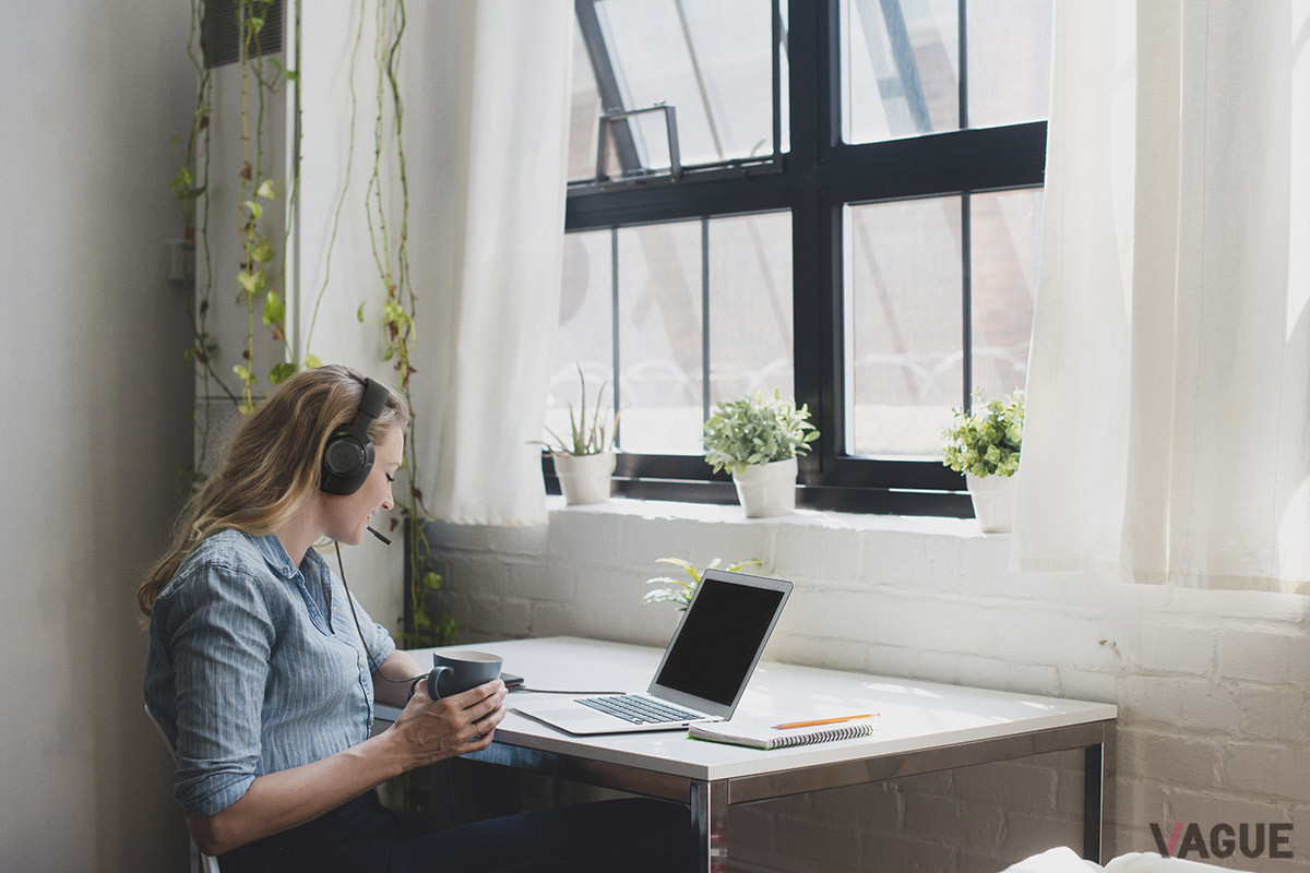 約220gと軽い上に、軽量ポリウレタン製のメモリーフォームクッションを採用したイヤパッドによりフィット感も上々。長時間の会議やセミナーなどでも集中できる