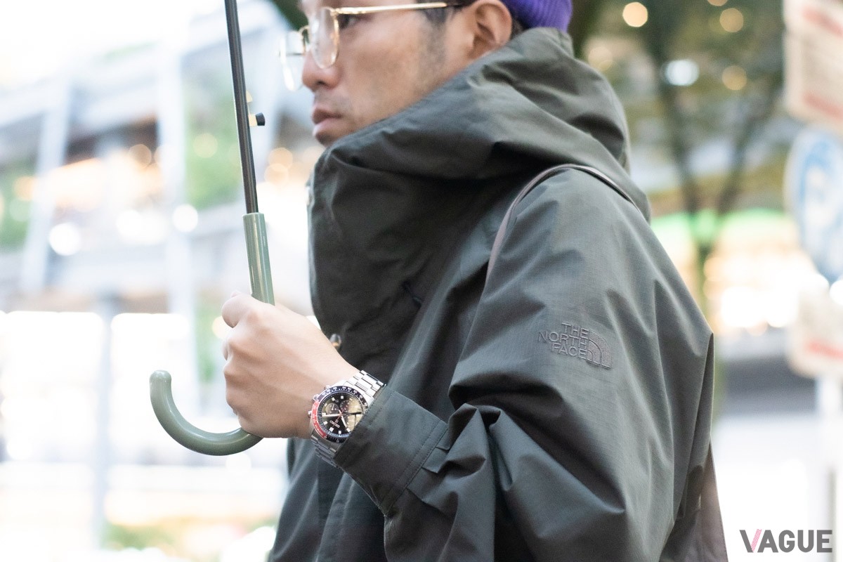 アウトドアシーンでも通用する耐久性と防水透湿性を備えながら、自然な風合いでファッション性の高いマウンテンコート。表地には木材パルプから精製された再生繊維リヨセルのリップストップ生地を採用するなど環境に配慮されたアイテム