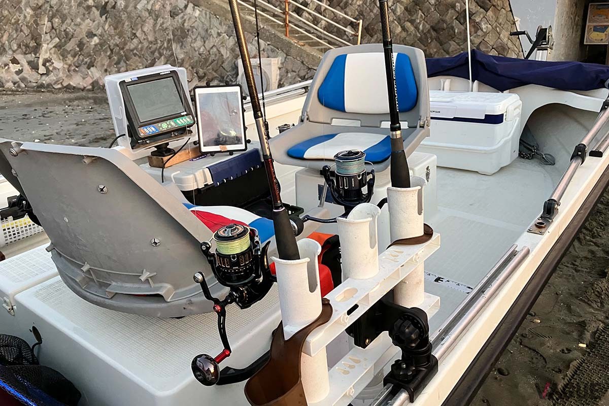 艤装が完了した状態で船を浮かべていきます。タックルボックスに情報機器をセットしてコンソール化したので、船上はスッキリした導線となり動きやすさがキープできました
