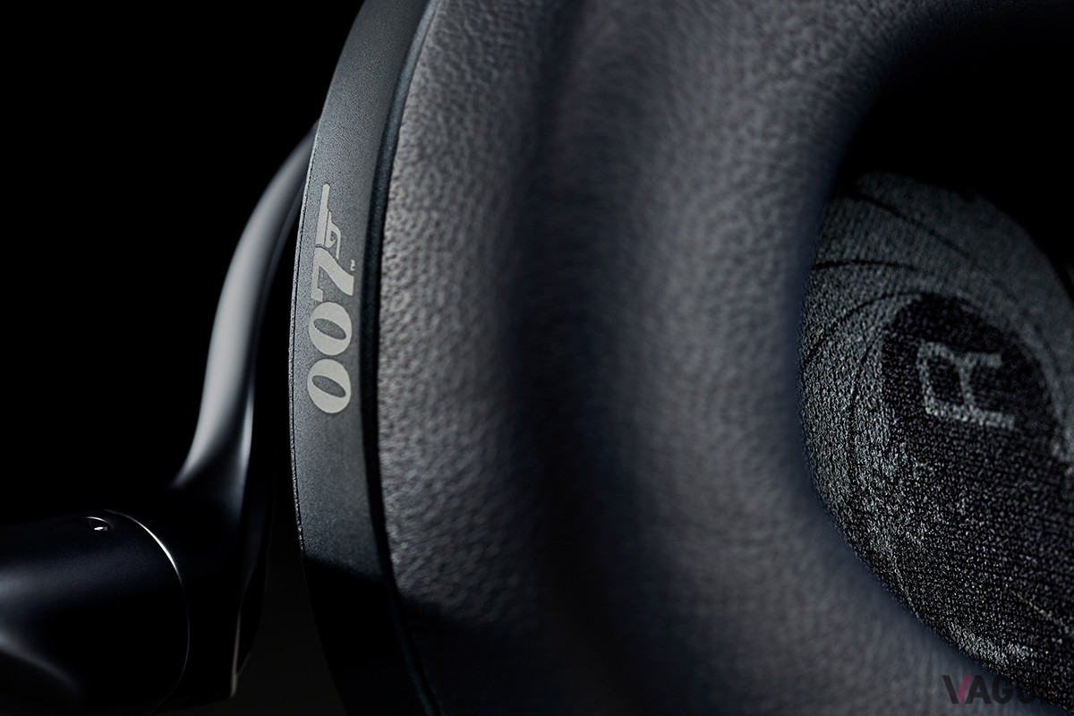 Bowers＆Wilkinsのフラッグシップヘッドホン「Px8」をベースに、ジェームズ・ボンドが『007／ドクター・ノオ』で着ていたディナージャケットにインスピレーションを得たカラーを採用した「P×8 007 Edition」