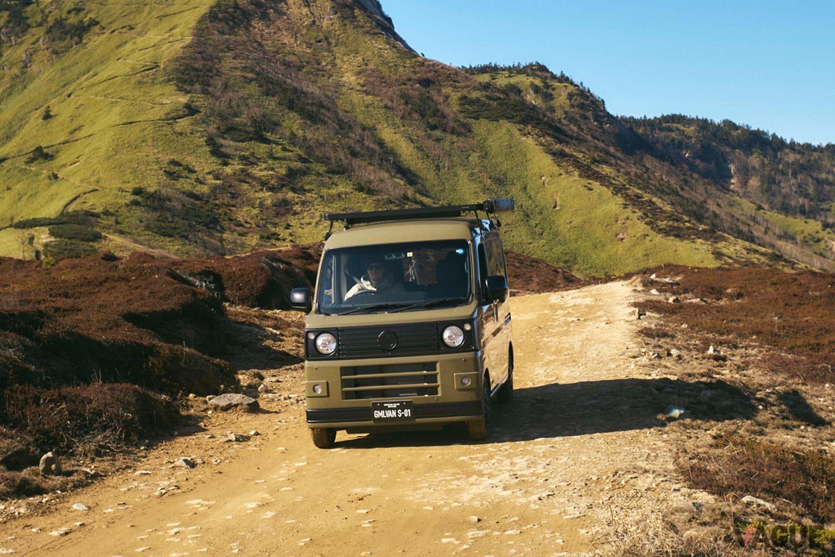 天然のアカシア材をキャビンの床や天井などに貼り、落ち着いて過ごせる車中泊仕様に仕上げたGORDON MILLER「GMLVAN S-01」