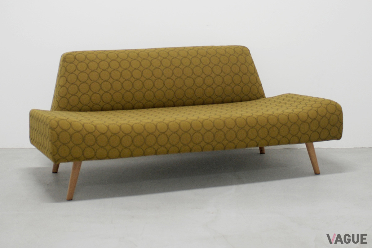 ワイドなサイズに反して圧迫感が少ない2人掛けの「AO SOFA（2）× ミナ ペルホネン dop」
