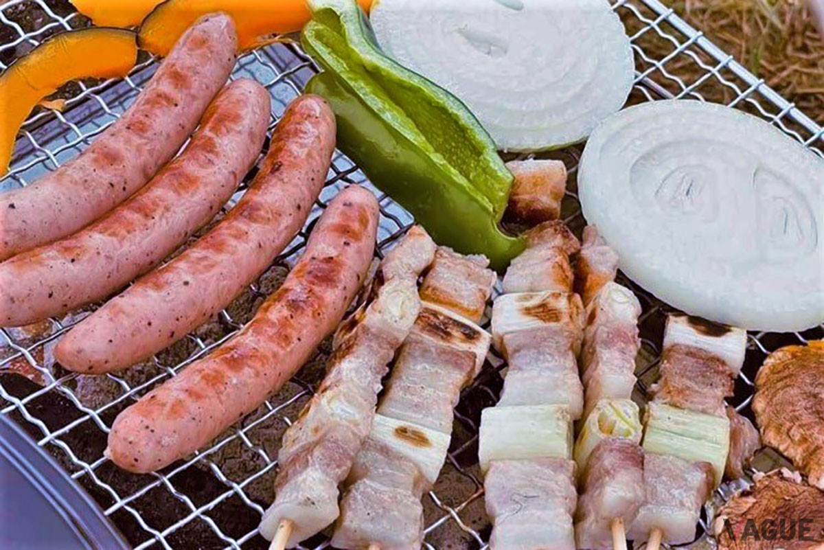 食事は、道の駅内にある「ホテル丹後王国」から届けられる。京都や丹後地域の食材を使用したオリジナルBBQなど多彩なメニューを提供する