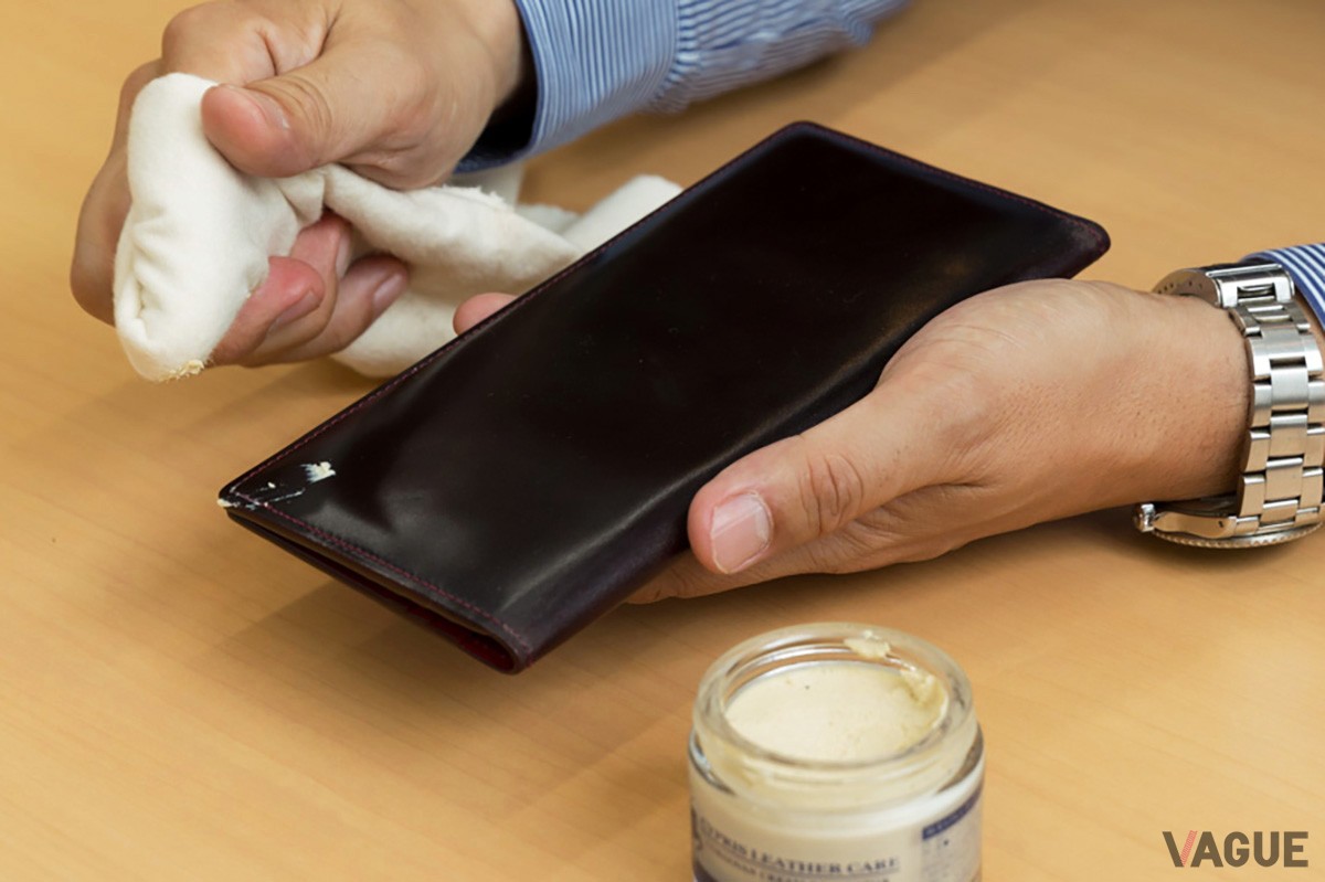 専用クリームでケアする際は一度に多くの量を塗るのではなく、米粒大の量をとって塗り広げていく。こうすることでシミを防げる