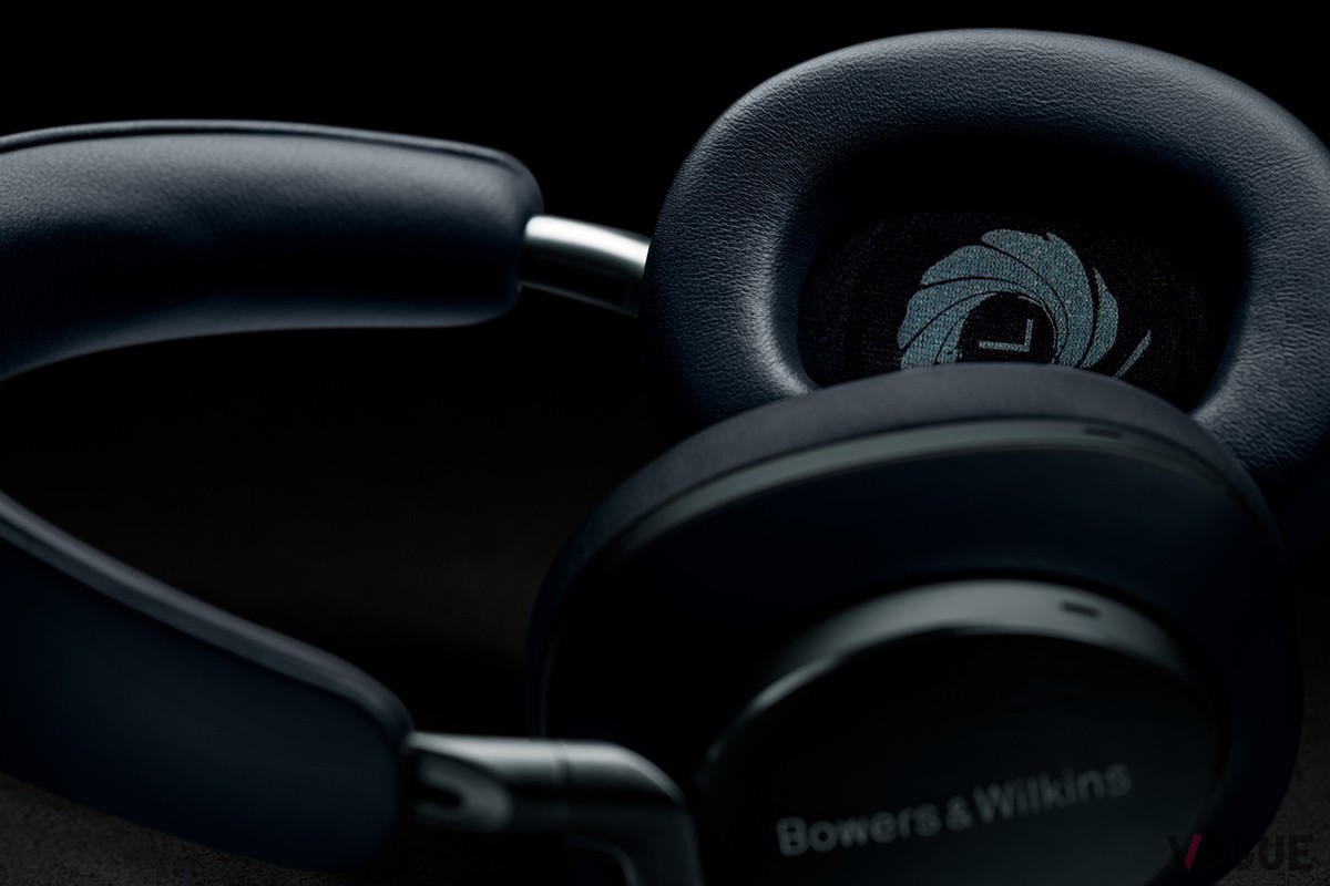 Bowers＆Wilkinsのフラッグシップヘッドホン「Px8」をベースに、ジェームズ・ボンドが『007／ドクター・ノオ』で着ていたディナージャケットにインスピレーションを得たカラーを採用した「P×8 007 Edition」