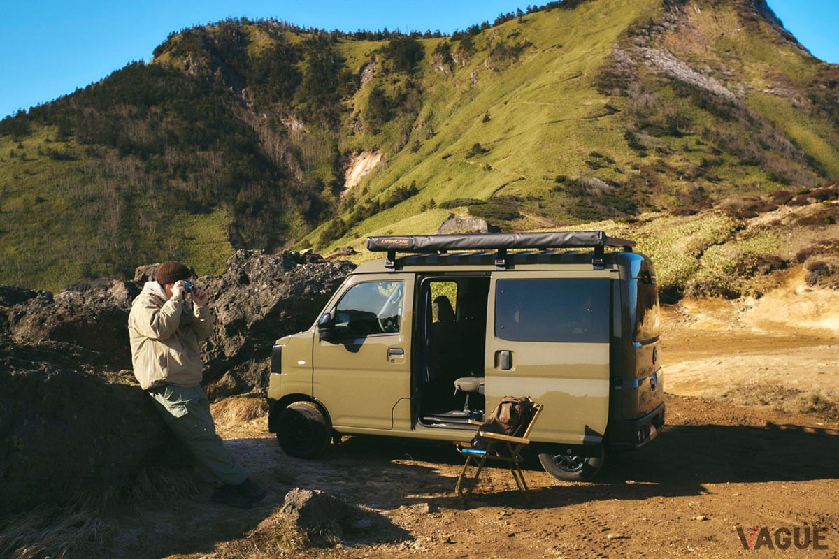 天然のアカシア材をキャビンの床や天井などに貼り、落ち着いて過ごせる車中泊仕様に仕上げたGORDON MILLER「GMLVAN S-01」
