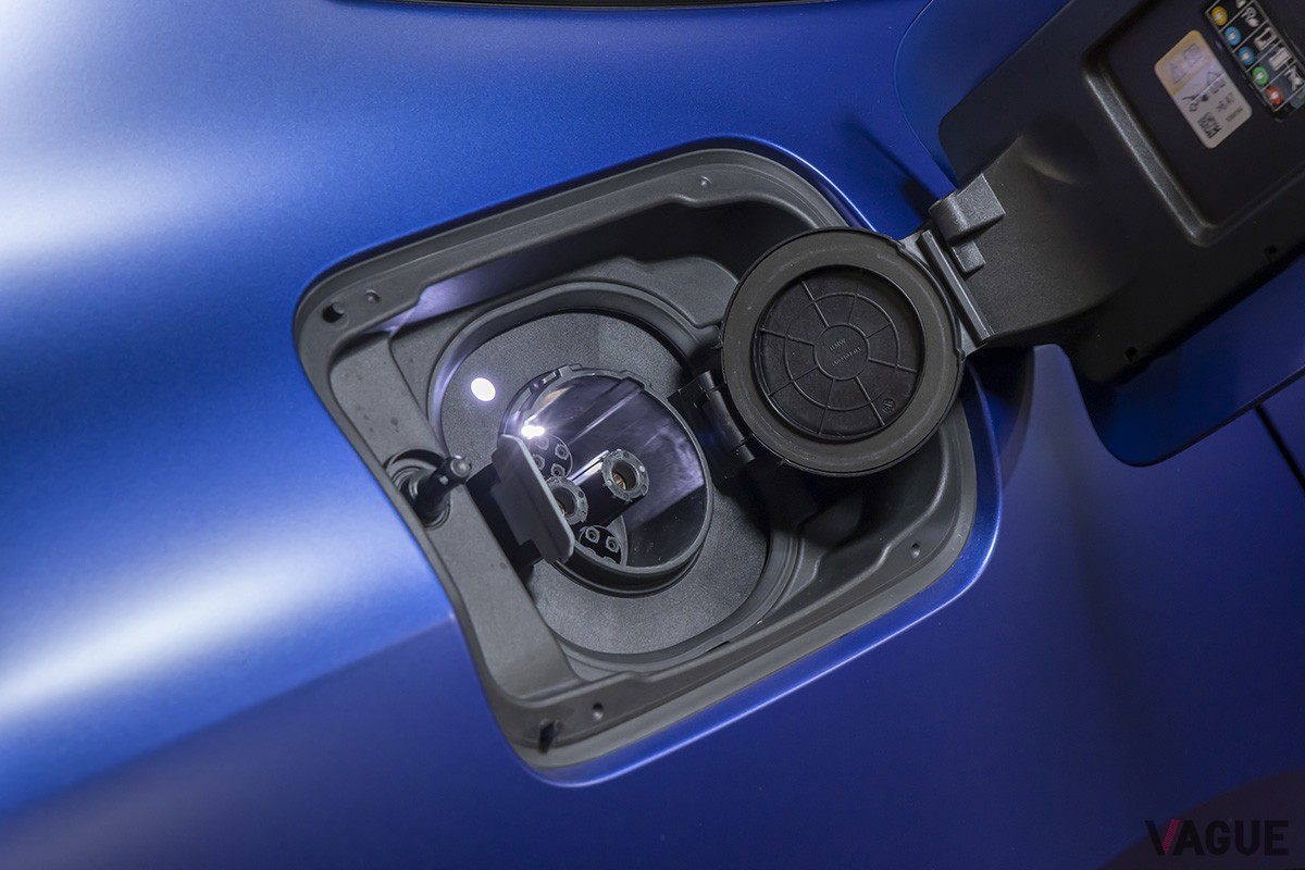 車体右側の後方に急速充電用（写真）、左側前方に普通充電用の充電口を備える（C）郡大二郎