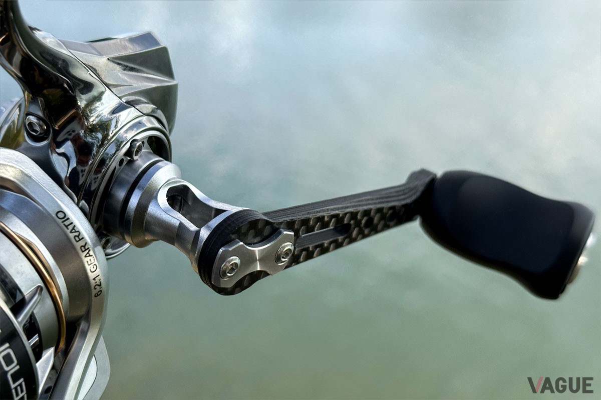 ハンドルアームには、高弾性のカーボン素材を採用。積層構造にすることにより、高強度でかつ軽量化と感度向上に貢献しています