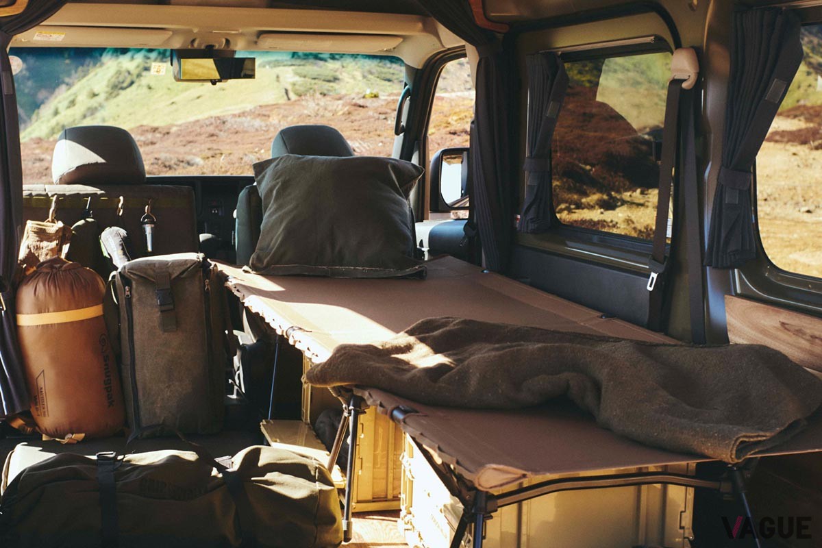 天然のアカシア材をキャビンの床や天井などに貼り、落ち着いて過ごせる車中泊仕様に仕上げたGORDON MILLER「GMLVAN S-01」