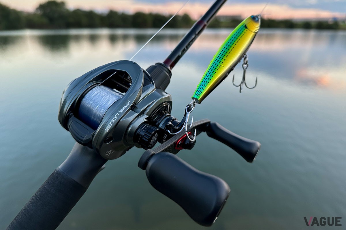 1/2oz（約14ｇ）以上のルアーをメインに使うなら、ビッグベイト対応モデルを選ぶのも手。写真のAbuGarcia「ZENON BEAST9」は、コンパクトなボディでありながら強靭な駆動系やロングハンドルを搭載し、ビッグゲームに対応できるポテンシャルを持ちます