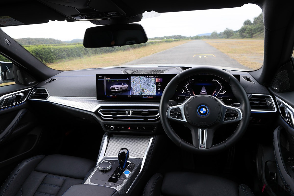 インフォメーション・ディスプレイとコントロール・ディスプレイを組み合わせたBMWカーブド・ディスプレイを採用するコックピット（C）井上誠
