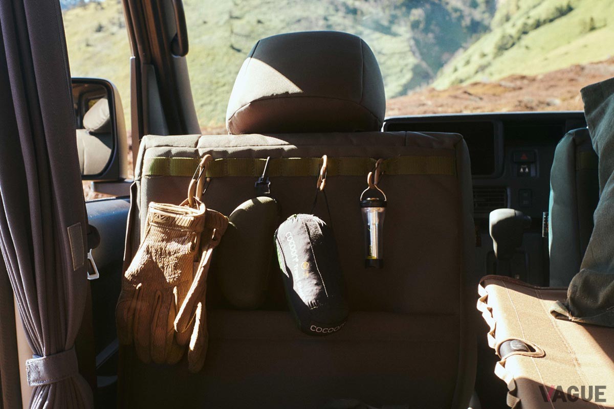 天然のアカシア材をキャビンの床や天井などに貼り、落ち着いて過ごせる車中泊仕様に仕上げたGORDON MILLER「GMLVAN S-01」