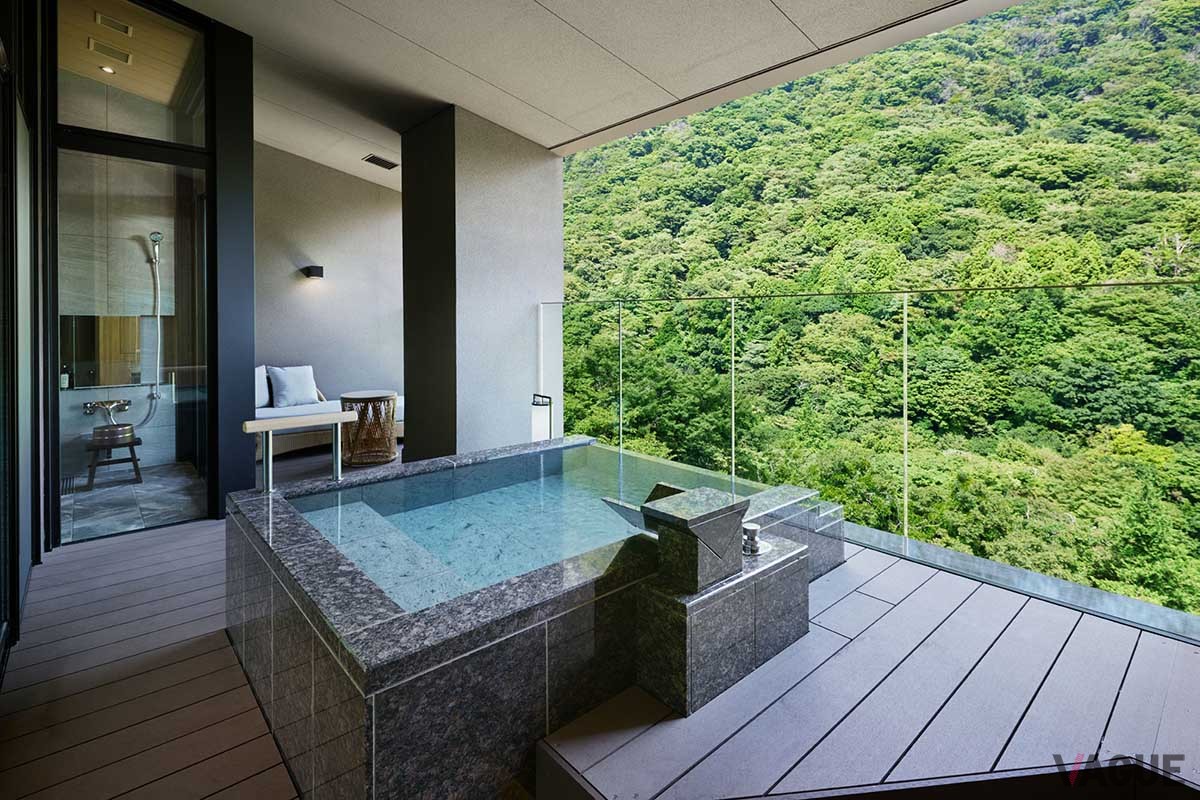 拡張した全客室に自家源泉の露天風呂を完備。さらに、趣向の異なる4つの貸切風呂とふたつの大浴場で湯めぐりを楽しめる温泉宿になった新生「はつはな」