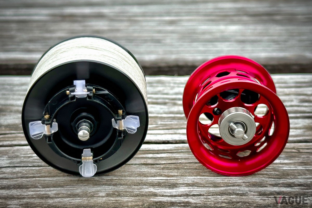 右がダイワのベイトフィネス機「アルファス AIR TW 8.6R」の直径28mmのスプール。右はシマノのバーサタイル機の「メタニウム」の直径34mmのスプール。フィネス機のスプールの小ささが際立ちます