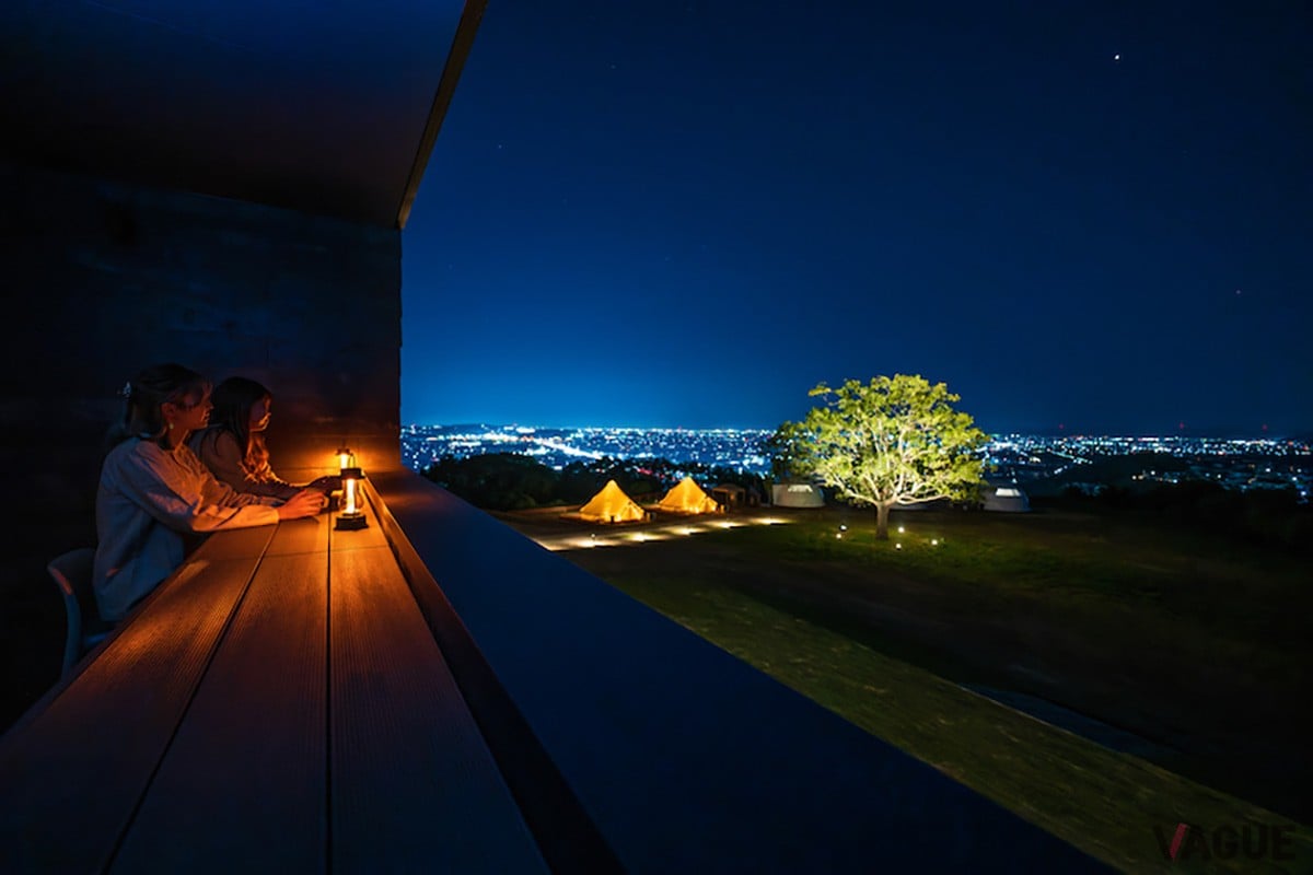さえぎるもののない空と倉敷の街並みを一望でき、時間の移ろいとともに変化する空を楽しめる「OKAYAMA GLAMPING SORANIA」