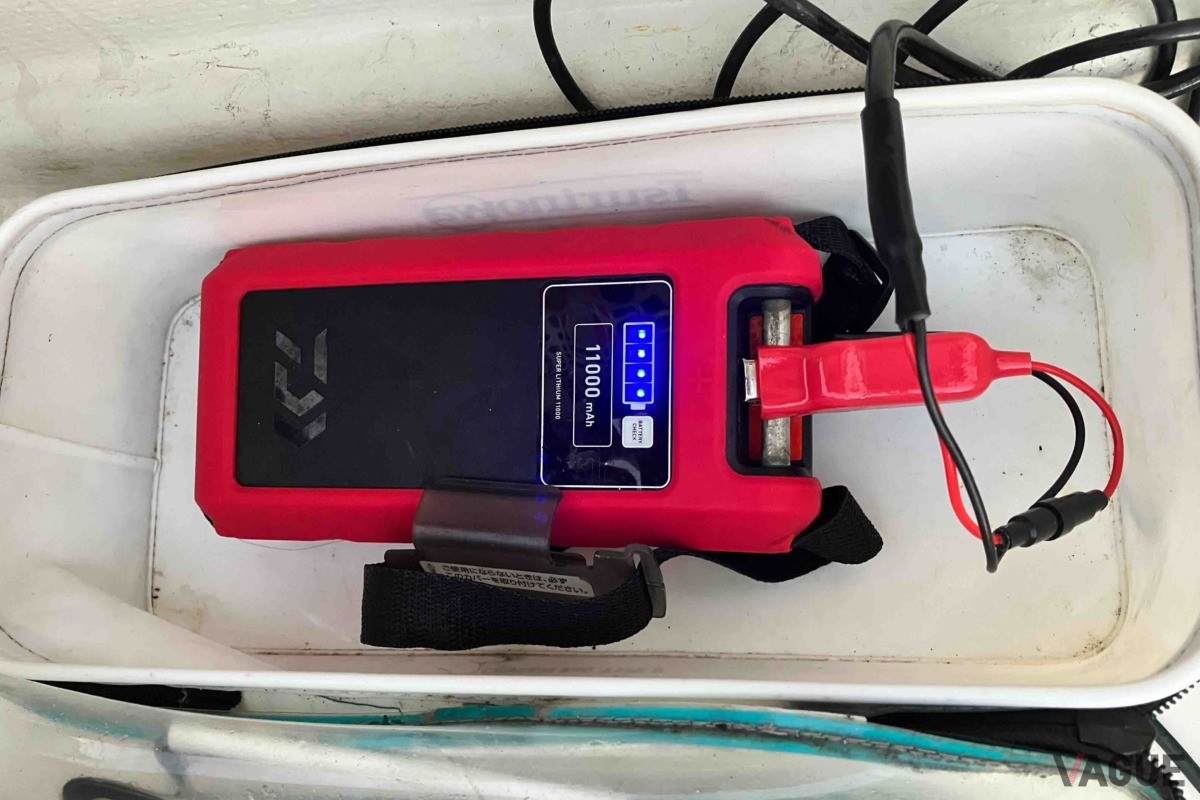 ちなみに魚探の電源は容量が大きくコンパクトな電動リール用のバッテリーと、ネットで購入したワニ口クリップ付きの電源コードを使って接続。充電できて持ち運びも楽でです