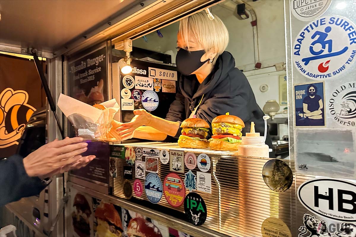 湘南エリアでNo.1グルメバーガーの呼び声も高い「Yasuda Burger」も登場！　湘南小麦を配合した風味豊かなオリジナルバンズと、余分な脂をハンドチョップで取り除いた100%オリジナルビーフパテで食いしん坊たちを魅了していました